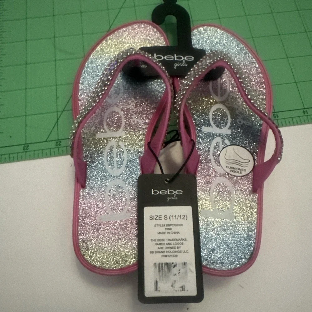 Bebe Girls Big Kid Sparkling Thong Flats Sandals Size 11 12 New - Picture 2 of 5